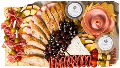 Celebration 1: 4 ou 5 tipos de queijo, 2 ou 3 tipos de charcutaria, frutas, mix de nuts, patê, geleia, ciabatta ou torrada