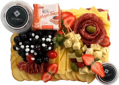 Especial 1: Queijo colonial, temperado, provolone, salame, frutas da estação, mix de nuts, geleia e torrada