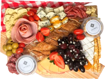 Premium 2: Brie, gouda, temperado, gorgonzola, peito de peru, salame, uva, frutas da estação, ciabatta, grissini, mix de nuts e geleia