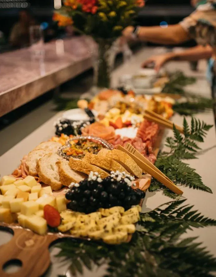 Mesa de frios montada pela Octábua para evento
