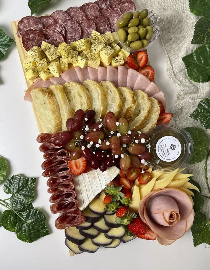 Tábua de frios grande com queijos, embutidos e frutas
