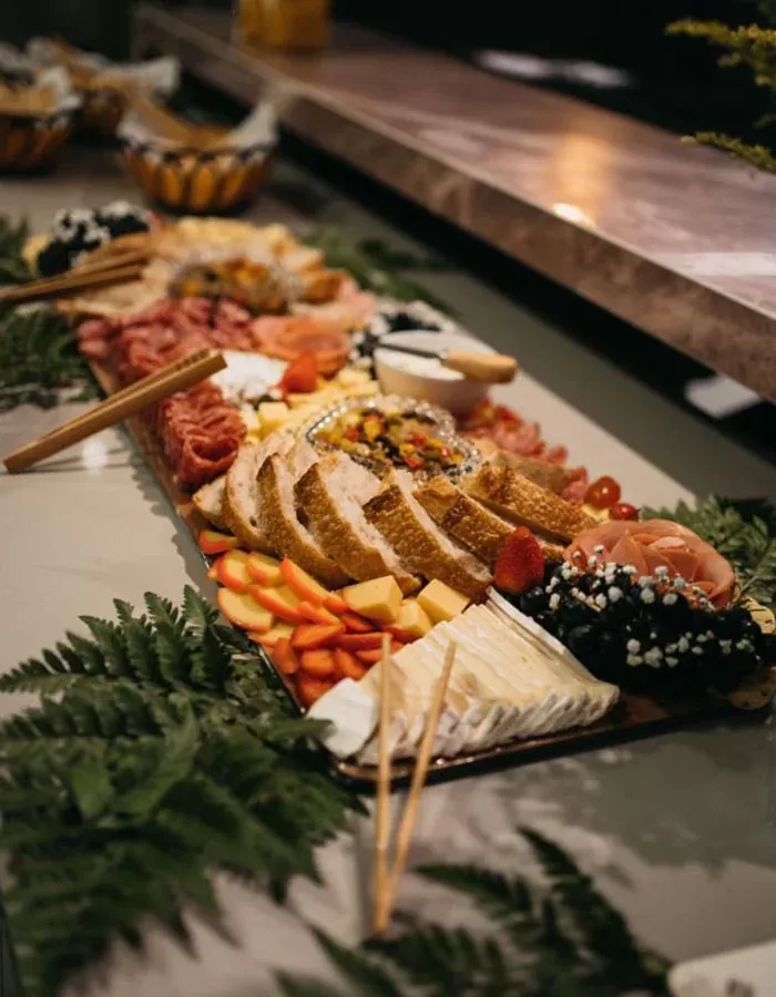 Detalhe de tábua de frios com flores de salame