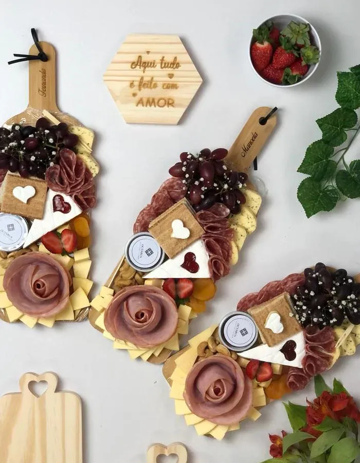Mesa posta com tábuas de frios para recepção