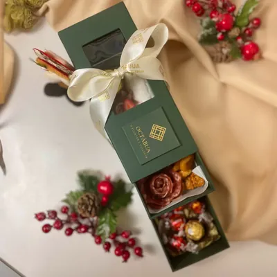 Box Exclusive: Box cartonada Exclusive, chocolate suíço Lindt Lindor ou espumante Freixenet e Ferrero Rocher (a bebida pode ser substituída) e muito mais